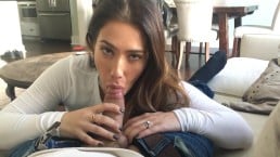 Das leidenschaftliche Luder Eva Lovia lutscht kräftig an einem fetten Schwanz