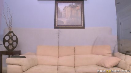 Lela Star saugt gut aufgehängten Weißen im Pornofilm ab