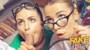 Alexis Crystal und ihre süße Freundin hämmerten bei einem Dreier