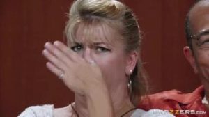 Vollbusige Nachrichtensprecherin wird während einer Live-Sendung von zwei Männern geschlagen