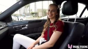 Jillian Janson zeigt einen Typen in ihrem Auto, bevor sie ihn fickt
