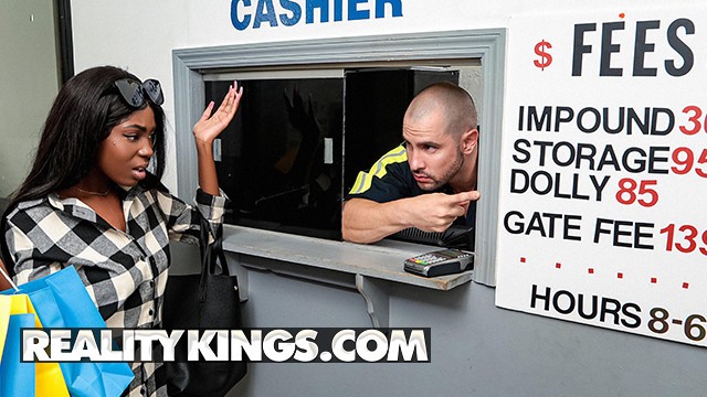 Reality Kings Ebenholz Tori Montana hämmerte kräftig nach rauem Deepthroating