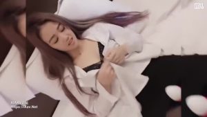 Asiatische Amateurin wird im Doggystyle gefickt und gibt dann einen Blowjob