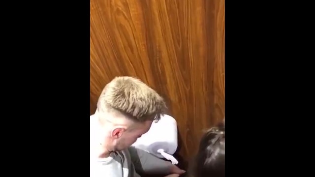 Geiles Luder wird heimlich auf öffentlicher Toilette gefilmt und gibt Amateur-Blowjob