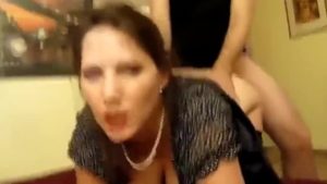 Frau beugte sich vor, um im Amateur-Doggystyle hardcore geschlagen zu werden