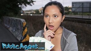 Public Agent Asian Teen verkauft ihren Körper, indem sie Schwänze für Bargeld reitet